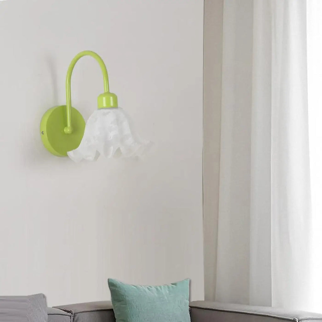 Luminaire fleur blanche aux pétales ondulés, style floral