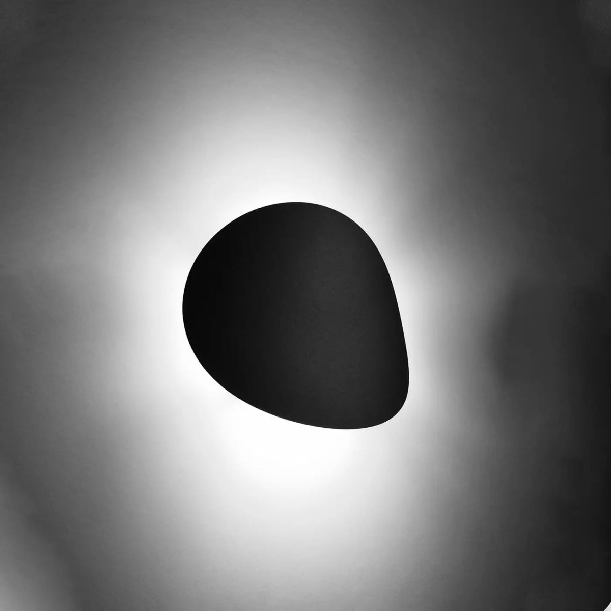 Applique murale galet en acier à halo indirect, blanc ou noir