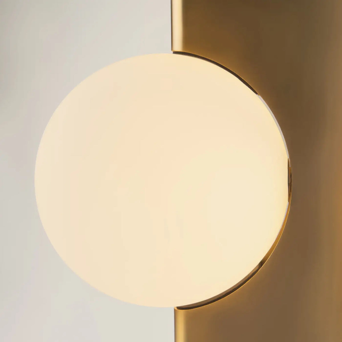 Applique murale boule en verre opale sur monture géométrique