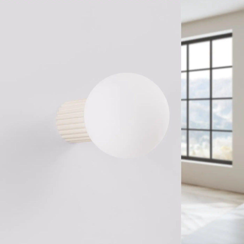 Applique globe en verre dépoli sur socle cannelé, IP44, 16 couleurs, beige