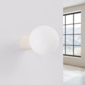 Applique globe en verre dépoli sur socle cannelé, IP44, 16 couleurs, beige