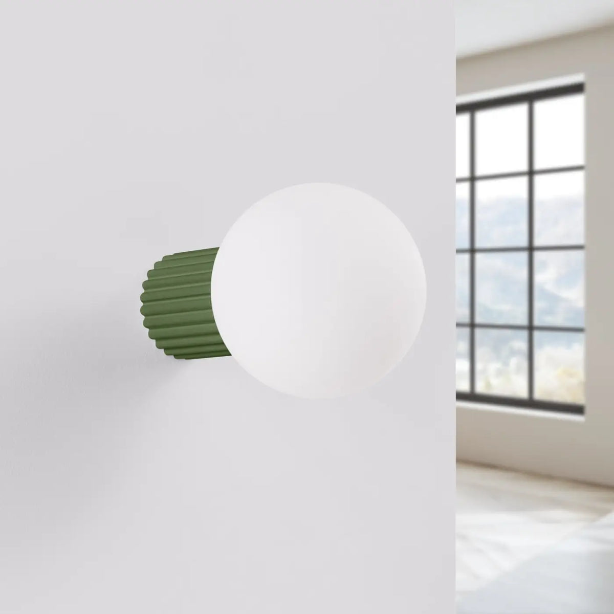 Applique globe en verre dépoli sur socle cannelé, IP44, 16 couleurs, vert olive