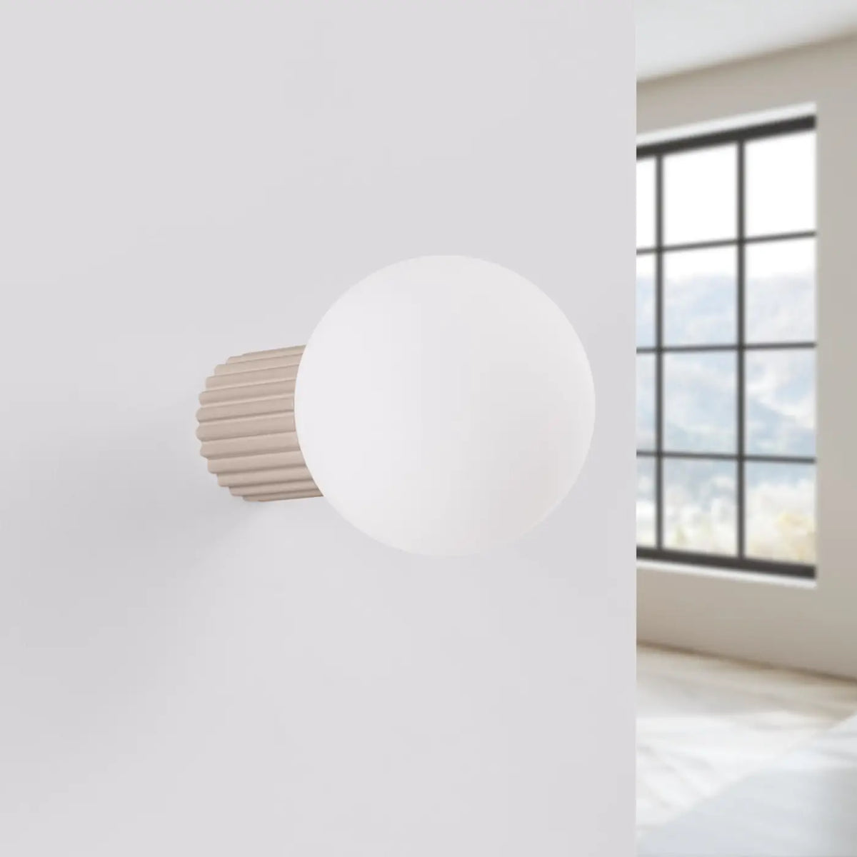 Applique globe en verre dépoli sur socle cannelé, IP44, 16 couleurs, taupe