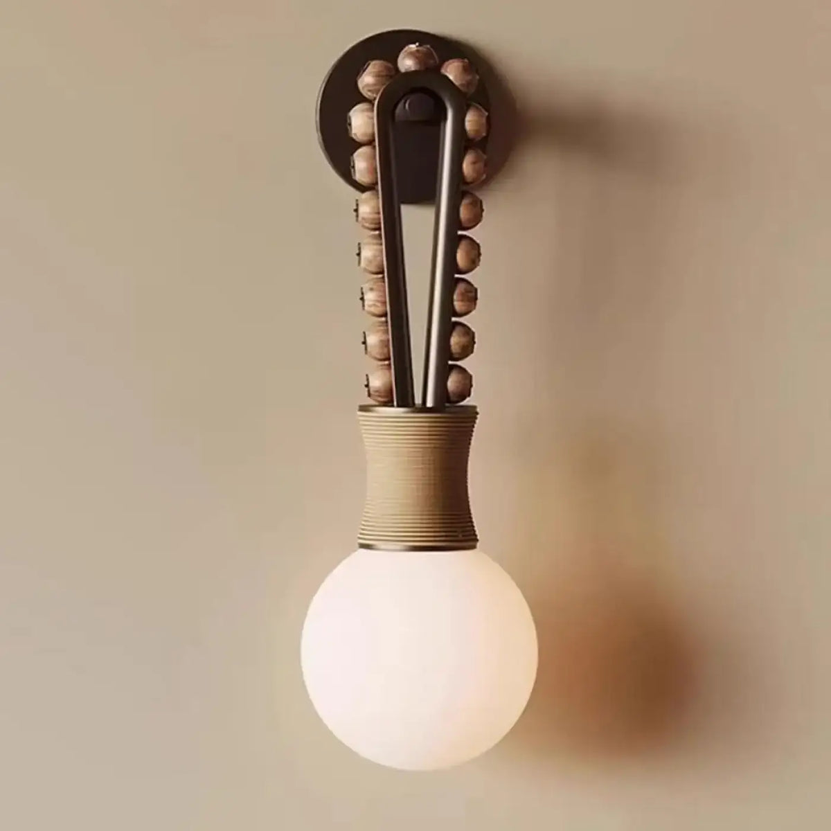 Applique murale laiton et globe de verre blanc, taille S ou M