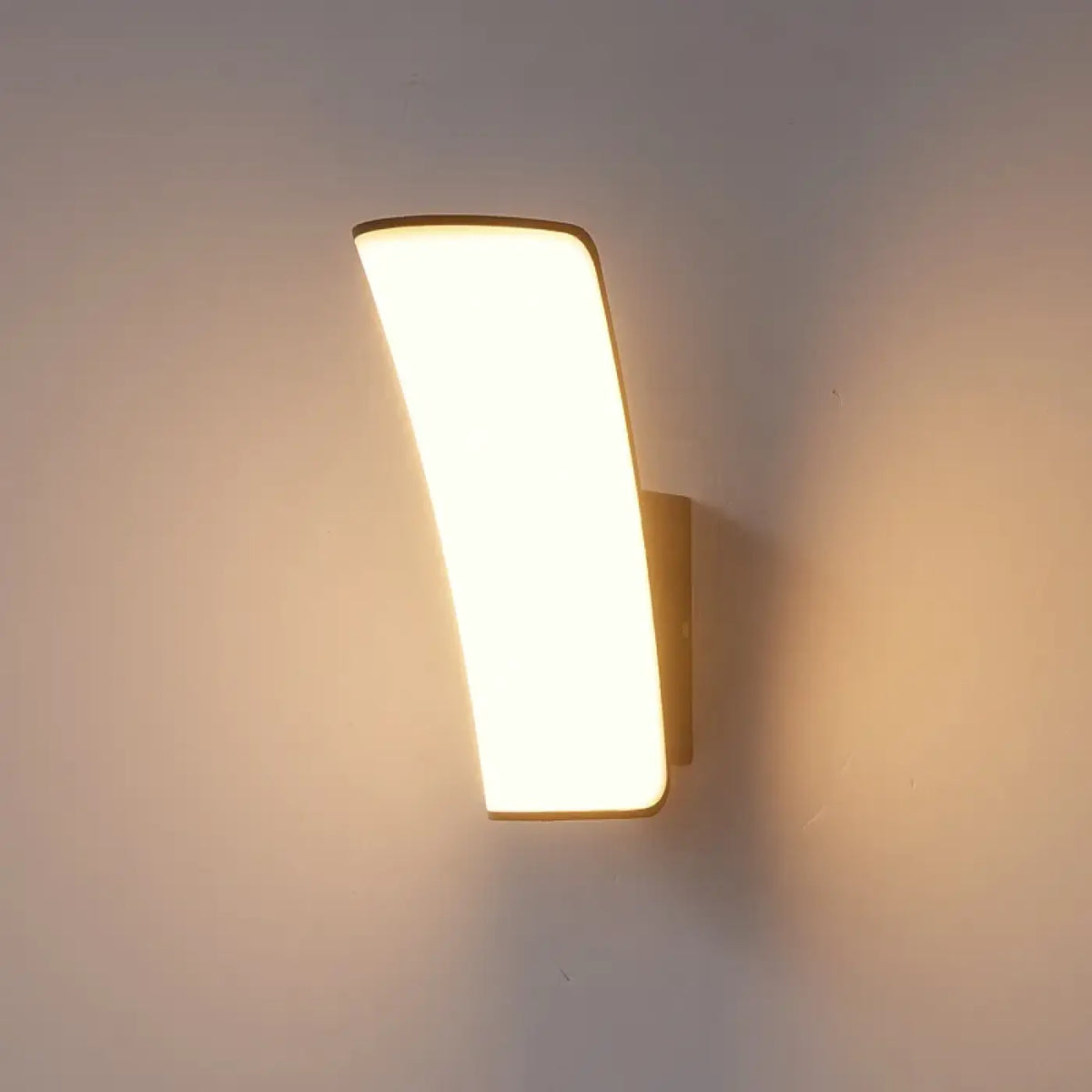 Applique murale LED blanche à lumière douce, design épuré