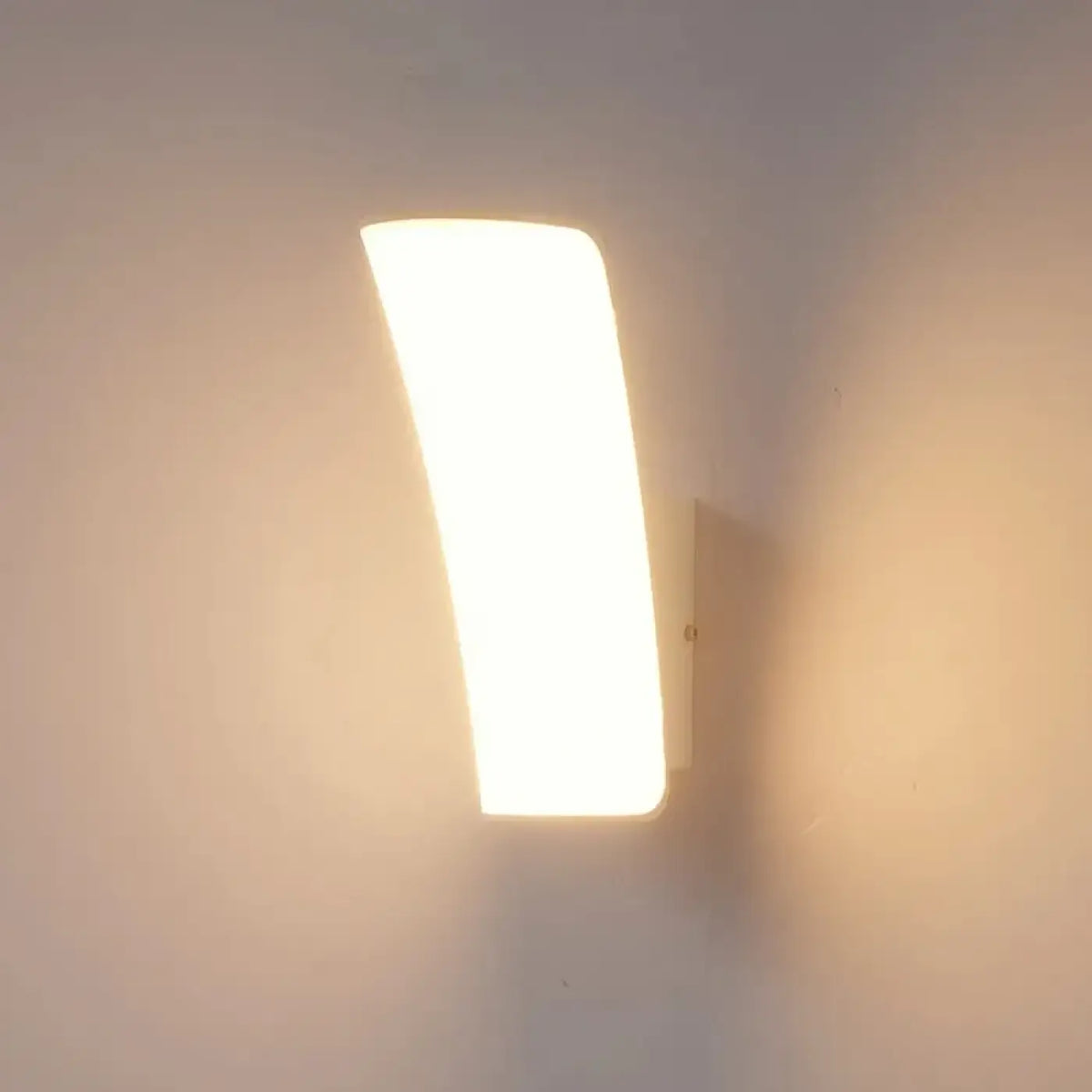Applique murale LED blanche à lumière douce, design épuré