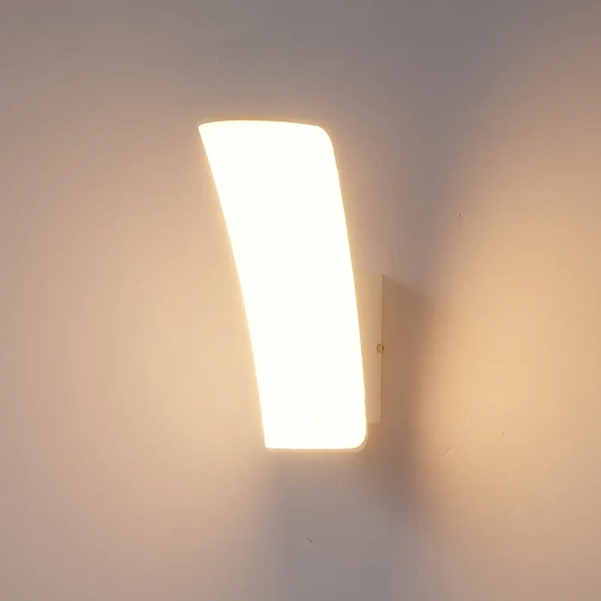 Applique murale LED blanche à lumière douce, design épuré