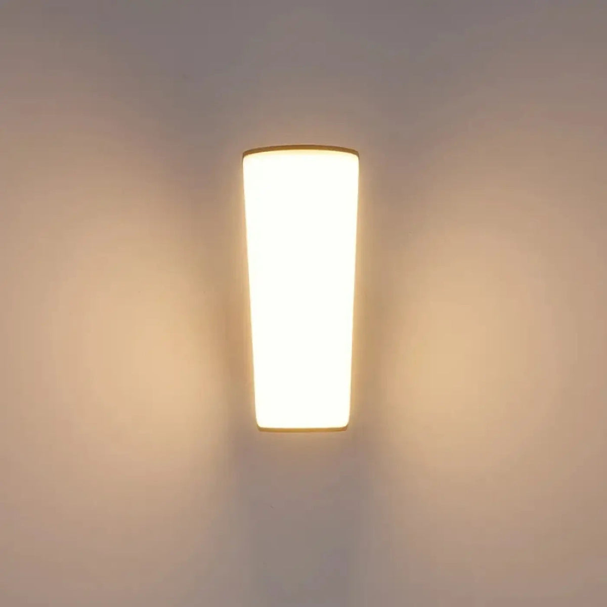 Applique murale LED blanche à lumière douce, design épuré