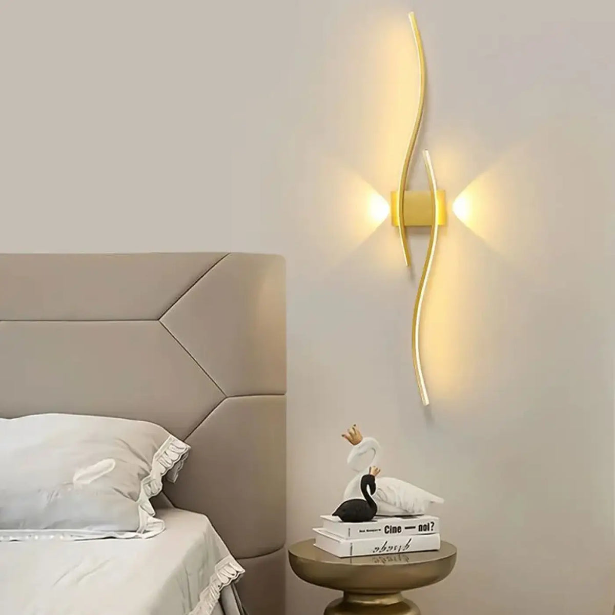 Applique murale LED dorée contemporaine, taille S ou M