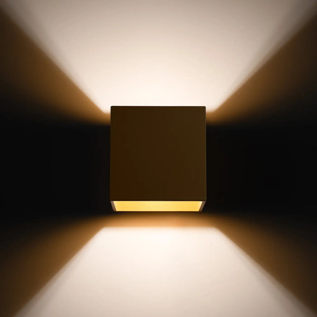 Applique murale cube dorée, lumière vers le haut et le bas