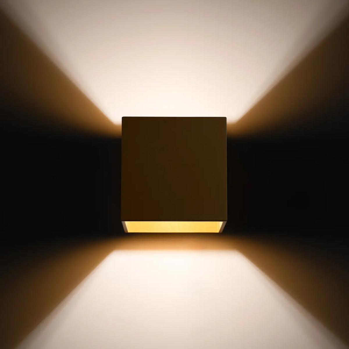 Applique murale cube dorée, lumière vers le haut et le bas