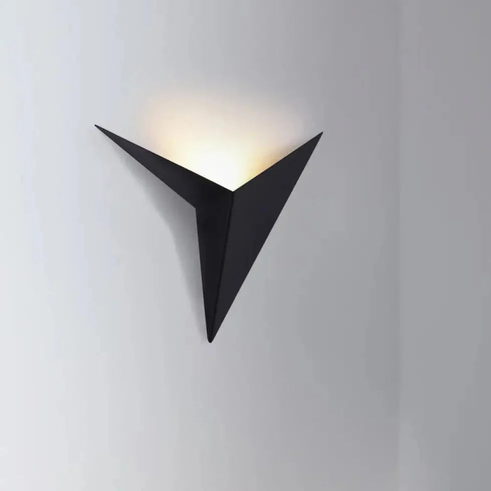 Applique murale LED en acier plié façon origami, noir ou blanc