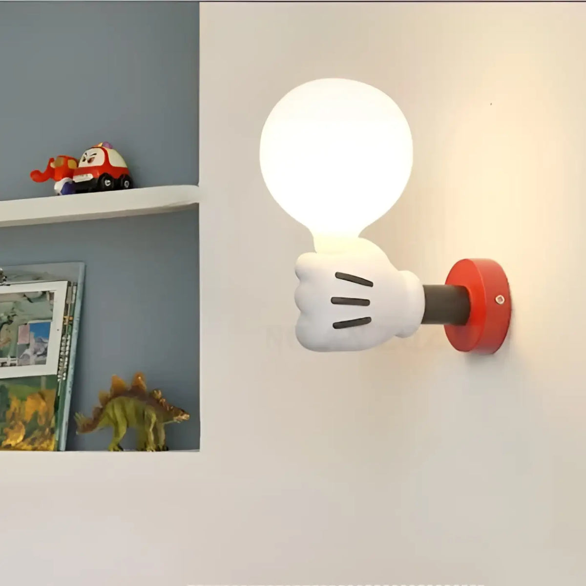 Applique murale enfant, main qui tient une ampoule, cinq modèles