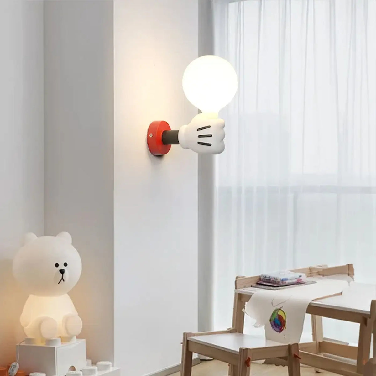 Applique murale enfant, main qui tient une ampoule, cinq modèles