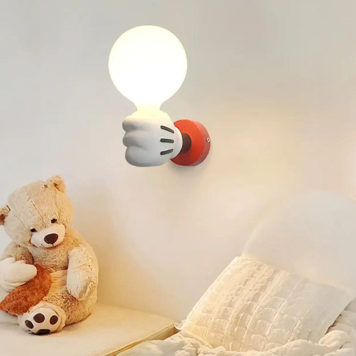 Applique murale enfant, main qui tient une ampoule, cinq modèles