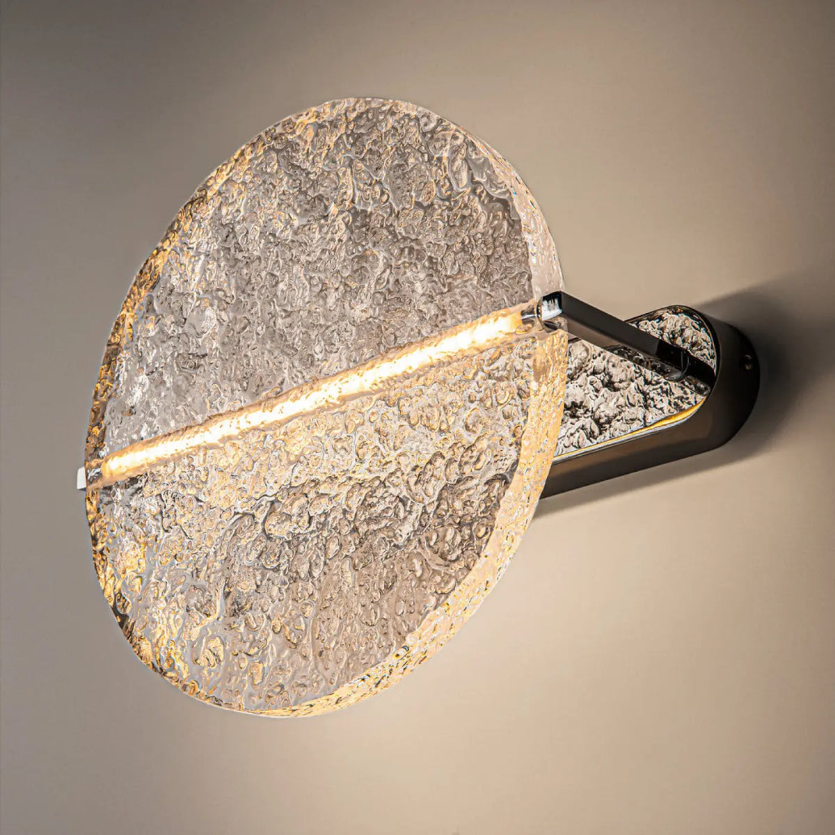 Applique murale LED disque en verre martelé, monture argentée