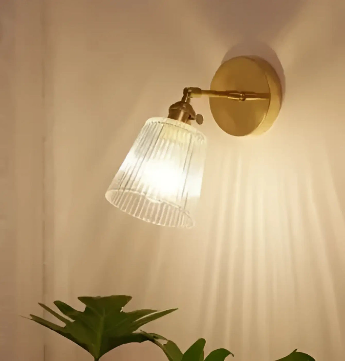 Applique murale dorée avec abat-jour en verre strié