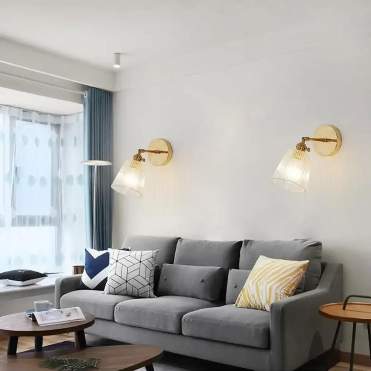 Applique murale dorée avec abat-jour en verre strié