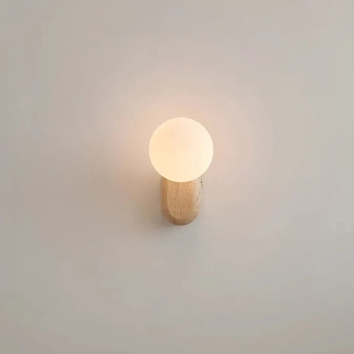 Applique murale en bois clair avec globe opale en verre, marron