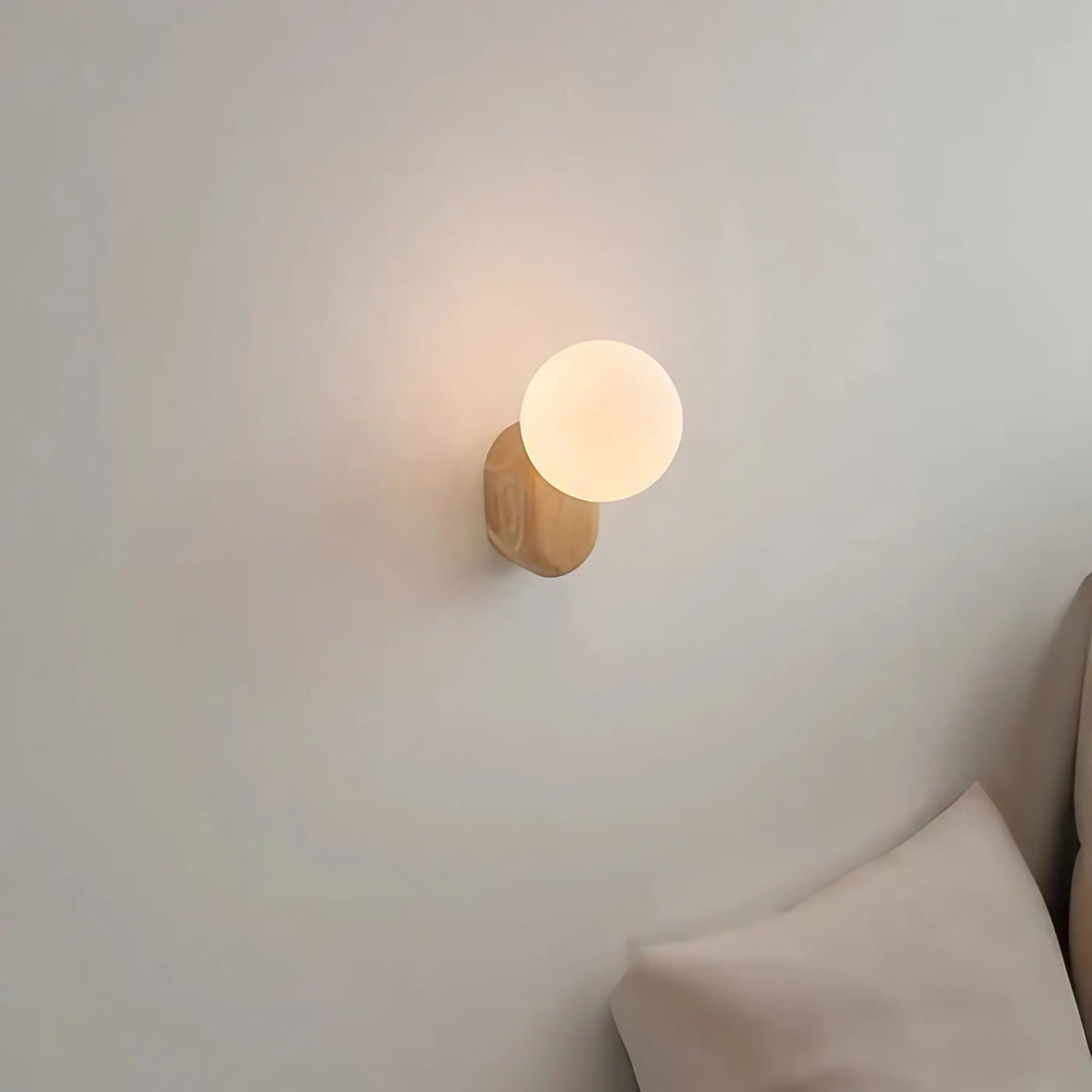Applique murale en bois clair avec globe opale en verre, beige