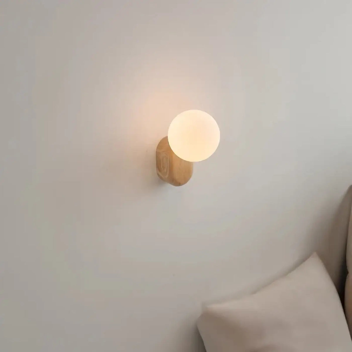 Applique murale en bois clair avec globe opale en verre, beige