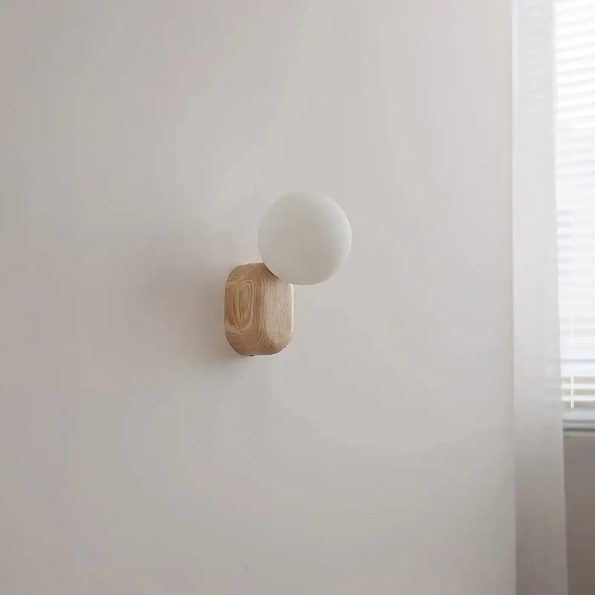 Applique murale en bois clair avec globe opale en verre