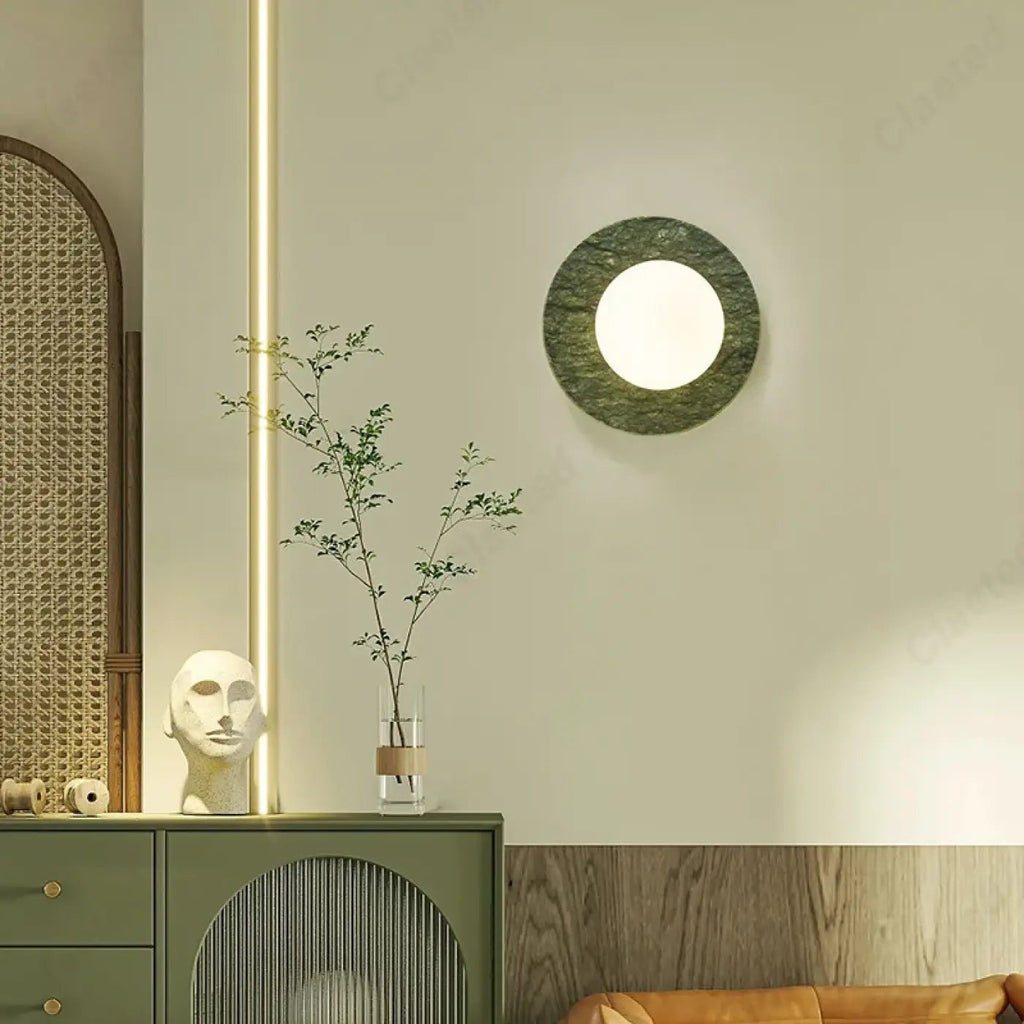 Applique murale disque en marbre vert et globe en verre opalin
