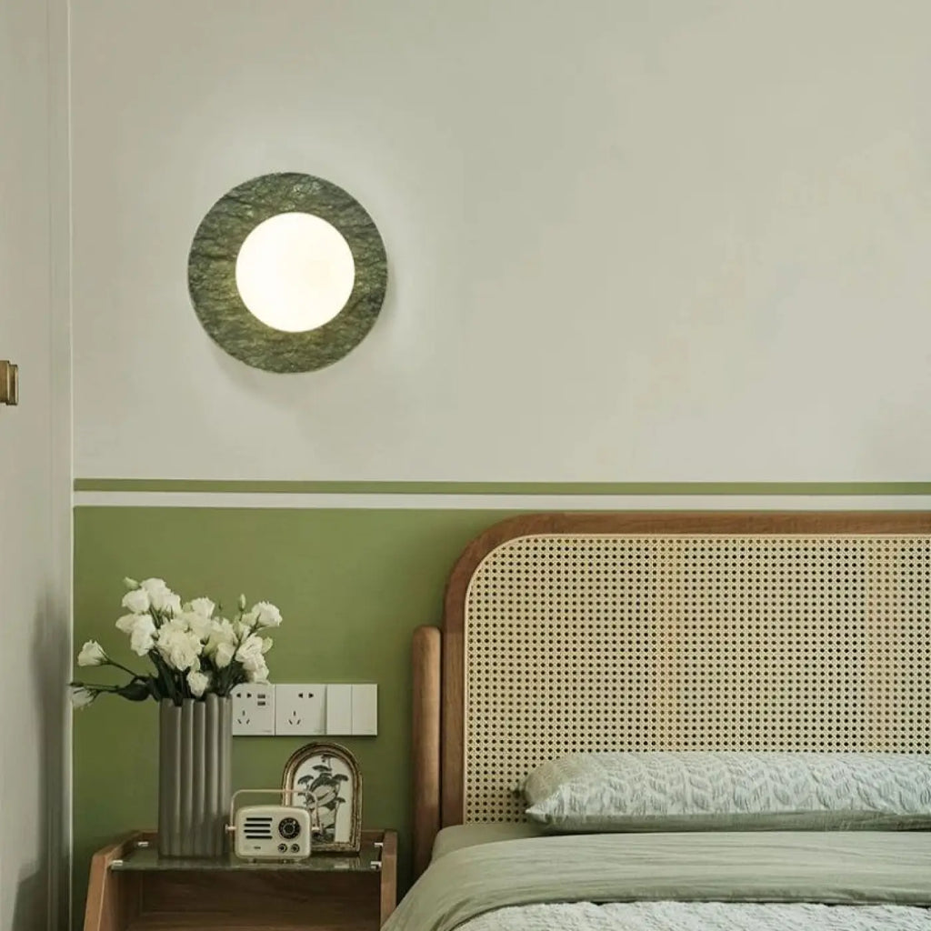 Applique murale disque en marbre vert et globe en verre opalin