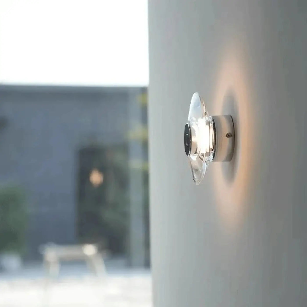 Applique murale à disque de verre transparent et halo lumineux