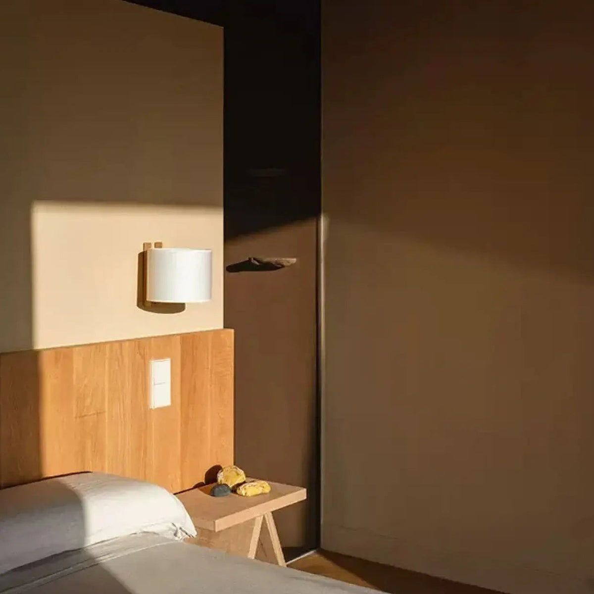 Applique murale moderne, support en bois et abat-jour en tissu