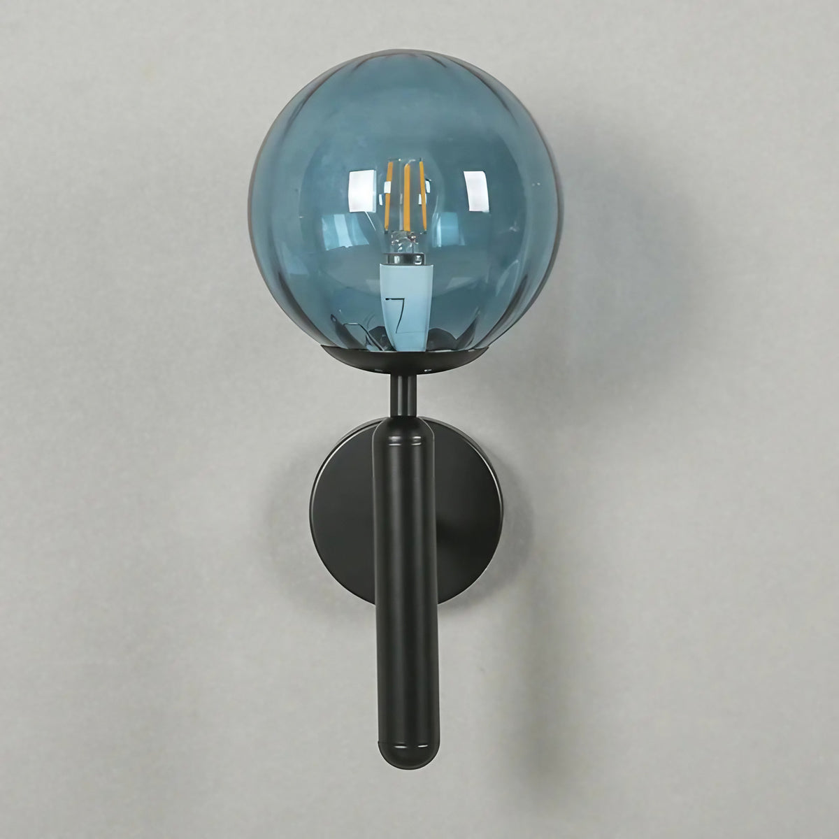 Applique murale boule en verre teinté sur métal noir, trois coloris, bleu