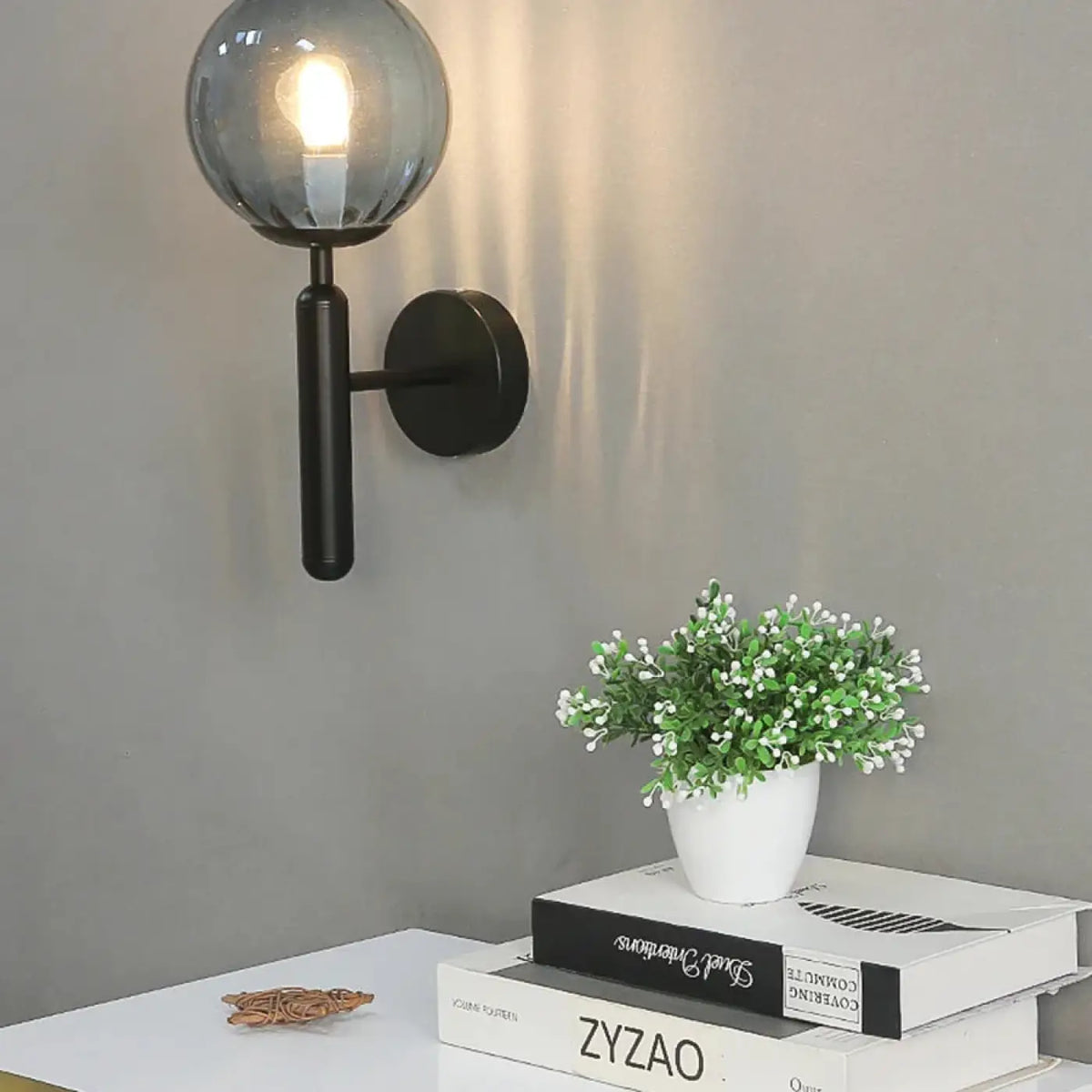 Applique murale boule en verre teinté sur métal noir, trois coloris, gris fumé
