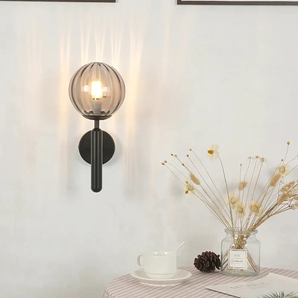 Applique murale boule en verre teinté sur métal noir, trois coloris