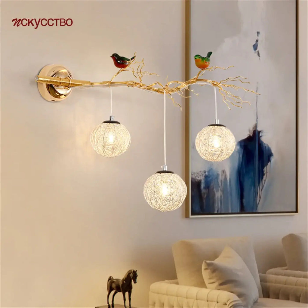 Applique murale branche dorée avec oiseaux et sphères lumineuses