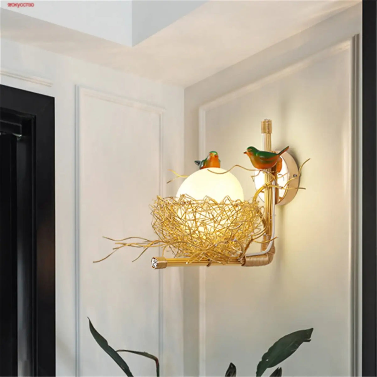 Applique murale nid doré, oiseaux autour d'une boule lumineuse