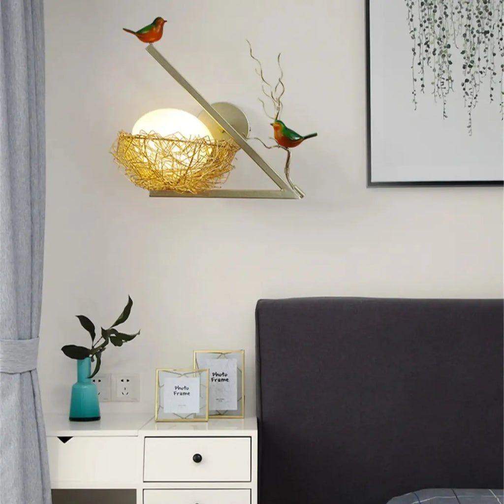 Applique murale nid doré, oiseaux autour d'une boule lumineuse