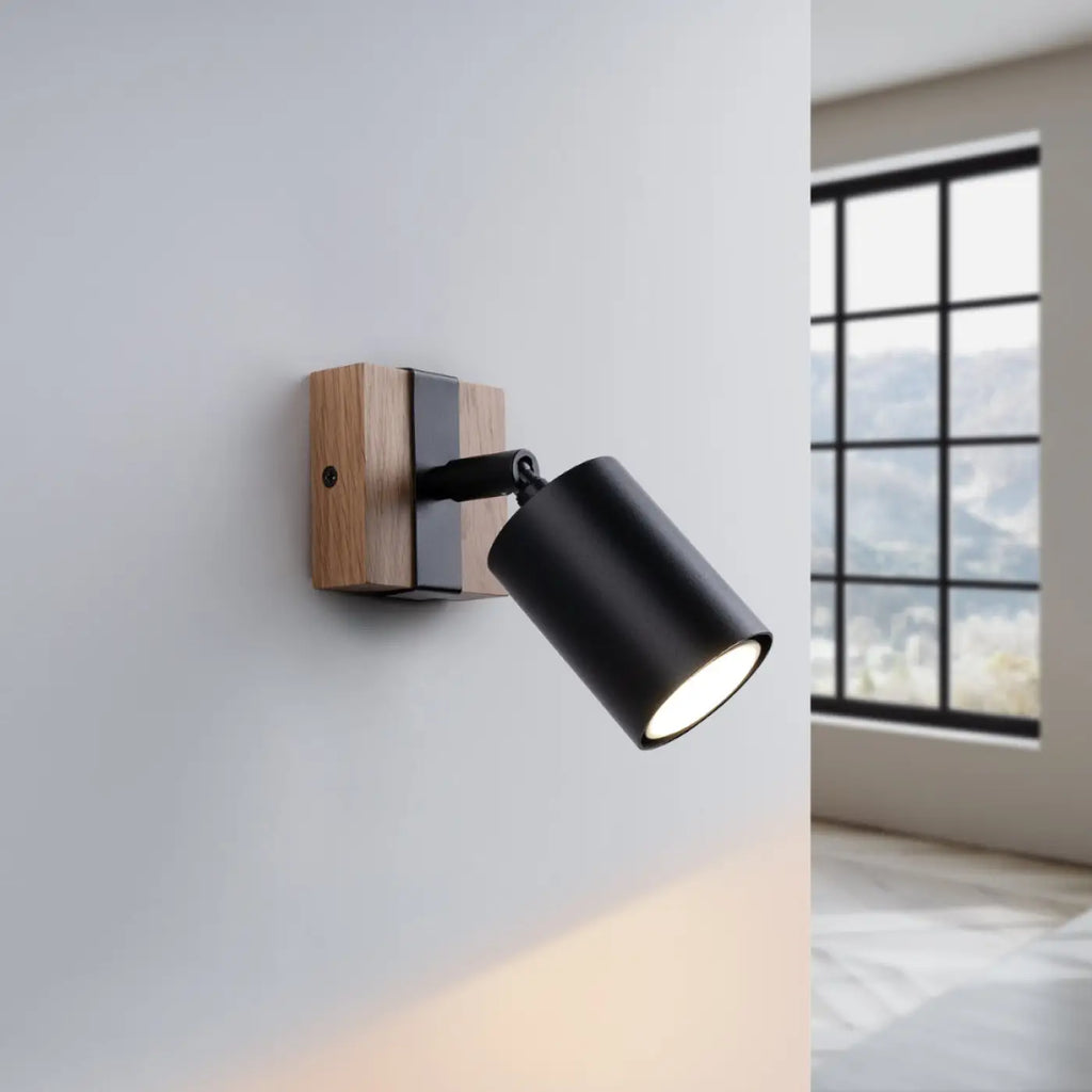 Applique murale spot orientable noir sur platine en bois naturel