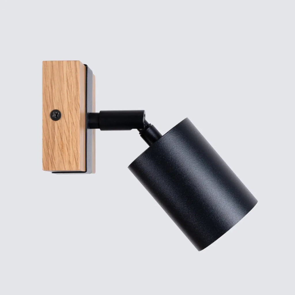 Applique murale spot orientable noir sur platine en bois naturel