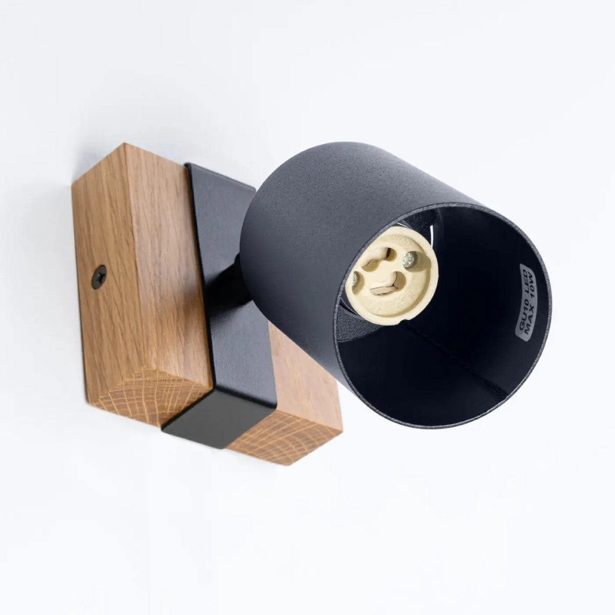 Applique murale spot orientable noir sur platine en bois naturel