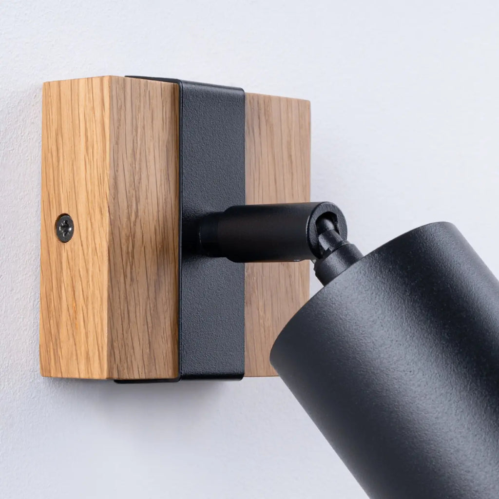 Applique murale spot orientable noir sur platine en bois naturel