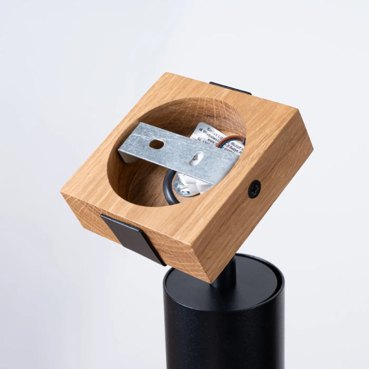 Applique murale spot orientable noir sur platine en bois naturel
