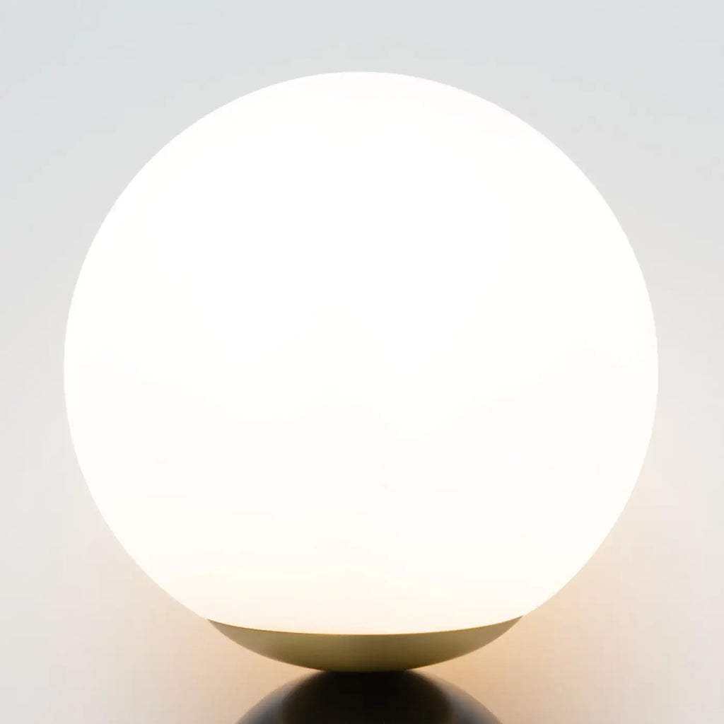 Applique murale globe opalin sur bras noir et doré, culot E14