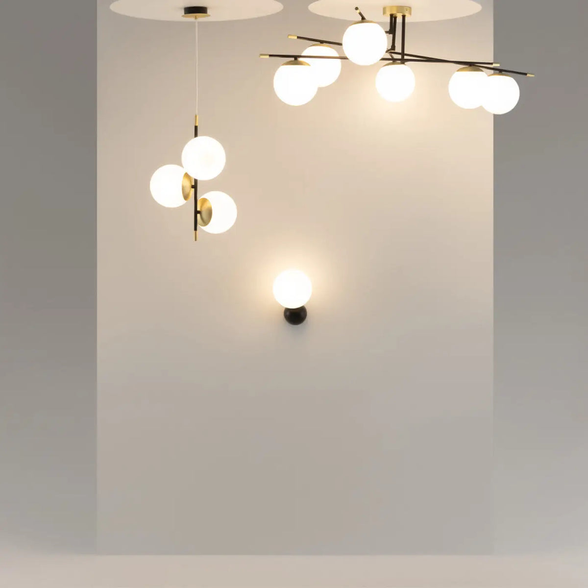 Applique murale globe opalin sur bras noir et doré, culot E14