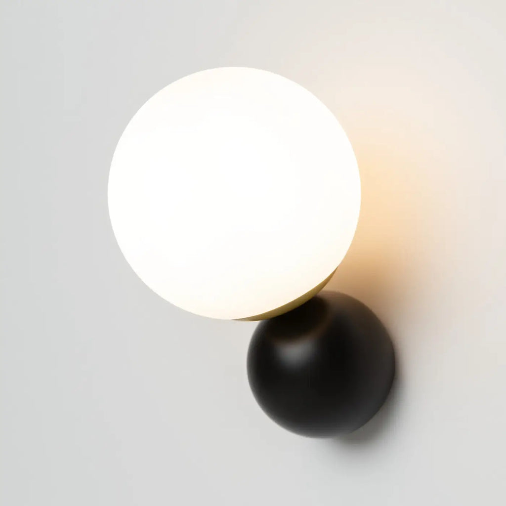 Applique murale globe opalin sur bras noir et doré, culot E14