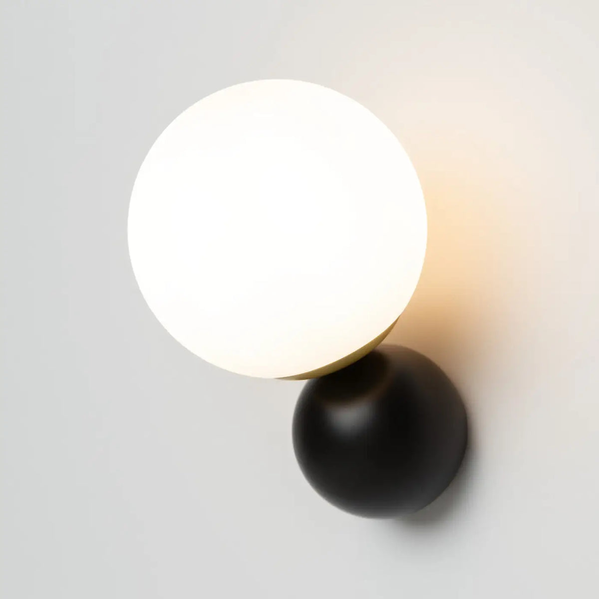 Applique murale globe opalin sur bras noir et doré, culot E14