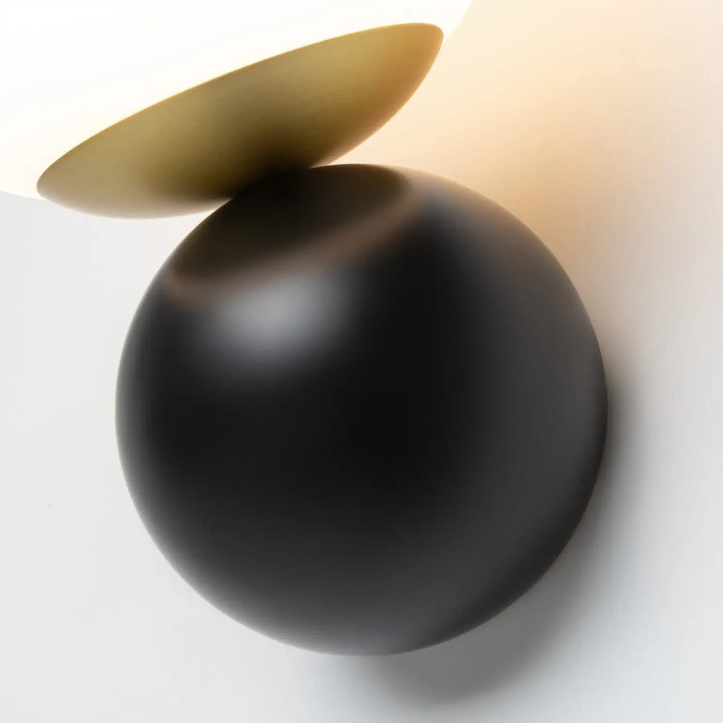 Applique murale globe opalin sur bras noir et doré, culot E14