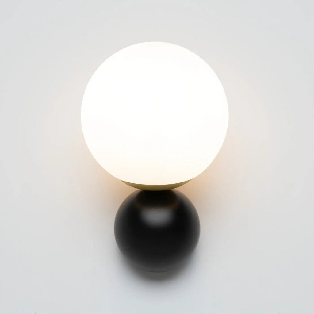 Applique murale globe opalin sur bras noir et doré, culot E14