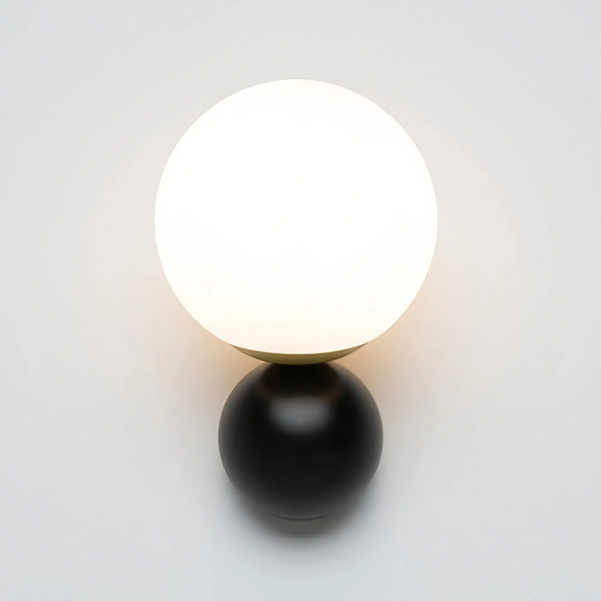 Applique murale globe opalin sur bras noir et doré, culot E14