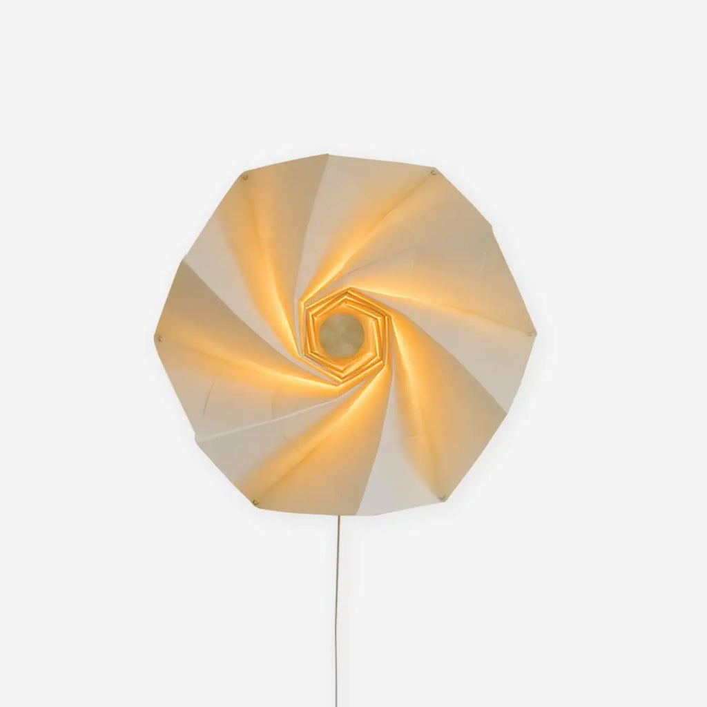 Applique murale origami aux facettes géométriques