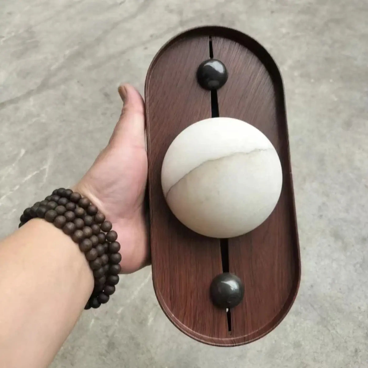 Applique murale ovale en bois avec globe blanc